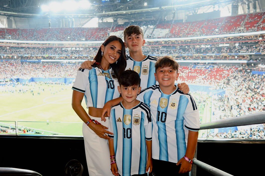 Antonela Roccuzzo and her sons celebrated the win