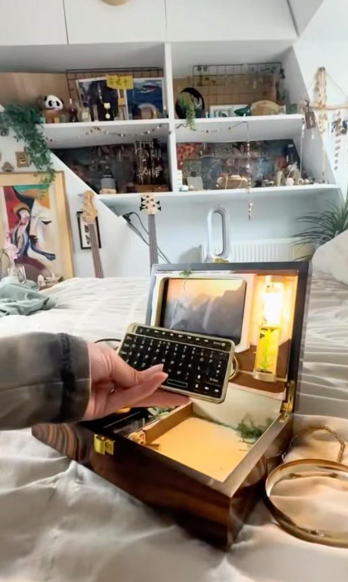 Today, however, cyberdecks have evolved from fictional gadgets into a real-world movement driven by makers, artists, programmers, and hobbyists. 