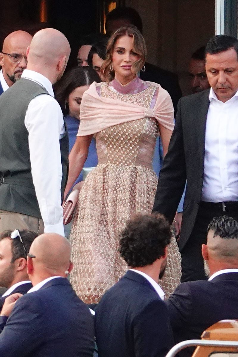 Princess Iman pictured behind her mother, Queen Rania of Jordan