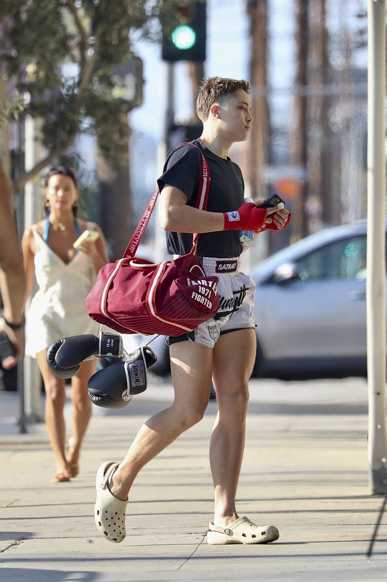  Knox Léon Jolie-Pitt was seen flexing after a weekend Muay Thai victory in Los Angeles. Dressed in fighter shorts, red wraps, and Crocs, the 16-year-old appeared focused and fierce as he headed to training, still energized from his recent tournament triumph. 