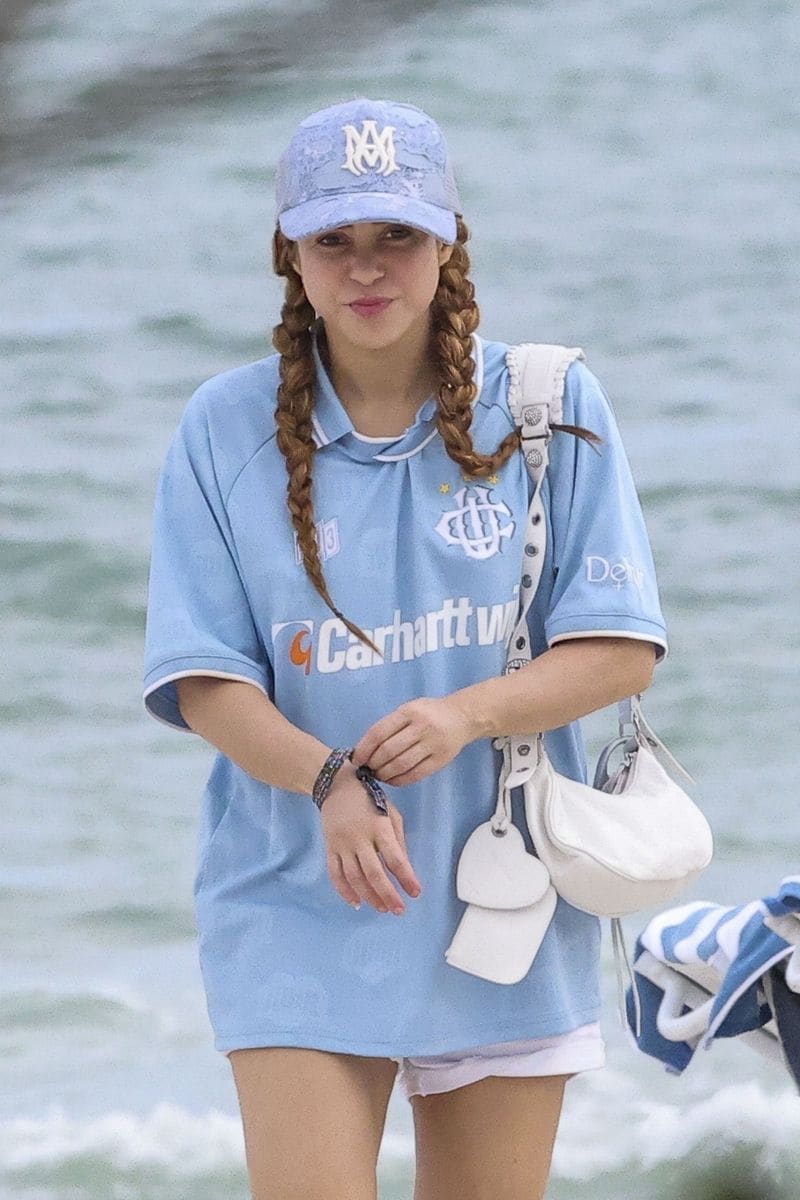 

Shakira was all smiles as she spent a fun-filled day at the beach in Miami with her sons, Milan and Sasha. The singer took a break from her tour to relax by the ocean, playing in the sand and being silly with her kids.****

Shakira se mostró sonriente mientras disfrutaba de un día lleno de diversión en la playa de Miami junto a sus hijos, Milan y Sasha. La cantante hizo una pausa en su gira para relajarse junto al mar, jugando en la arena y divirtiéndose con sus pequeños.