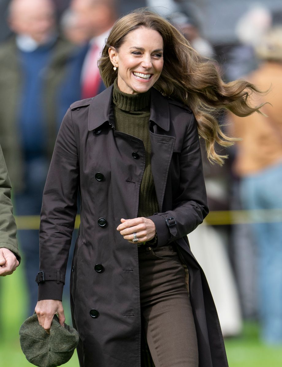 Kate’s delicate leaf earrings were inspired by British ballerina Lauren Cuthbertson, creating an unexpected connection to Princess Diana’s love of ballet.