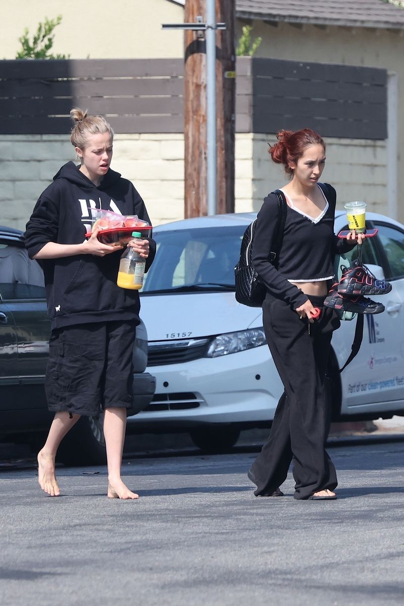 Shiloh walks Keoni to her car outside of an apartment complex 