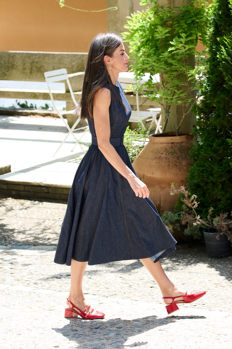  Queen Letizia’s Effortless Style Shines in Denim and Red Heels"