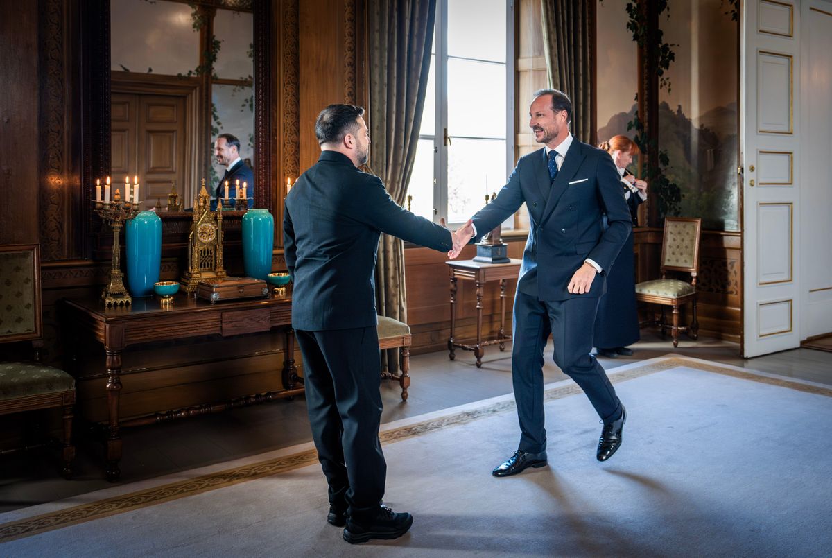 The Norwegian monarch greeted President Zelenskyy with a warm handshake inside the Royal Palace.
