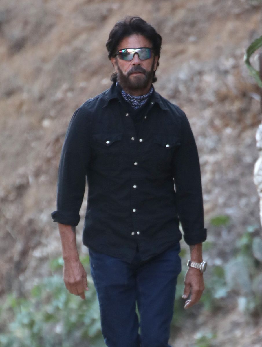 Photo 2026 Instar Images/The Grosby Group

 
Los Angeles, CA, September 23, 2026. Heather Locklear and Lorenzo Lamas go horseback riding at Sunset Ranch Hollywood before heading onto trails overlooking Los Angeles near the Hollywood Sign. Locklear, who turns 65 on September 25, rides alongside Lamas after the pair reconnected around New Years Eve 2025 and later made their public debut as a couple. They first met more than four decades ago after posing together for a 1983 Playgirl cover while Locklear was starring in Dynasty and Lamas was appearing in Falcon Crest. Locklear wears a denim jacket, jeans, and a protective riding helmet for the outing.***Heather Locklear y Lorenzo Lamas realizan un paseo a caballo desde Sunset Ranch Hollywood por senderos con vistas a Los Ángeles, cerca del Hollywood Sign. Locklear, quien cumple 65 años el 25 de septiembre, cabalga junto a Lamas después de que ambos retomaran el contacto alrededor de Año Nuevo de 2025 y posteriormente hicieran su debut público como pareja. Se conocieron hace más de cuatro décadas después de posar juntos para una portada de Playgirl de 1983, cuando Locklear protagonizaba Dynasty y Lamas aparecía en Falcon Crest. Locklear lleva una chaqueta de denim, jeans y un casco de equitación durante la salida.


Byline: H2Y/INSTARimages / GROSBY GROUP