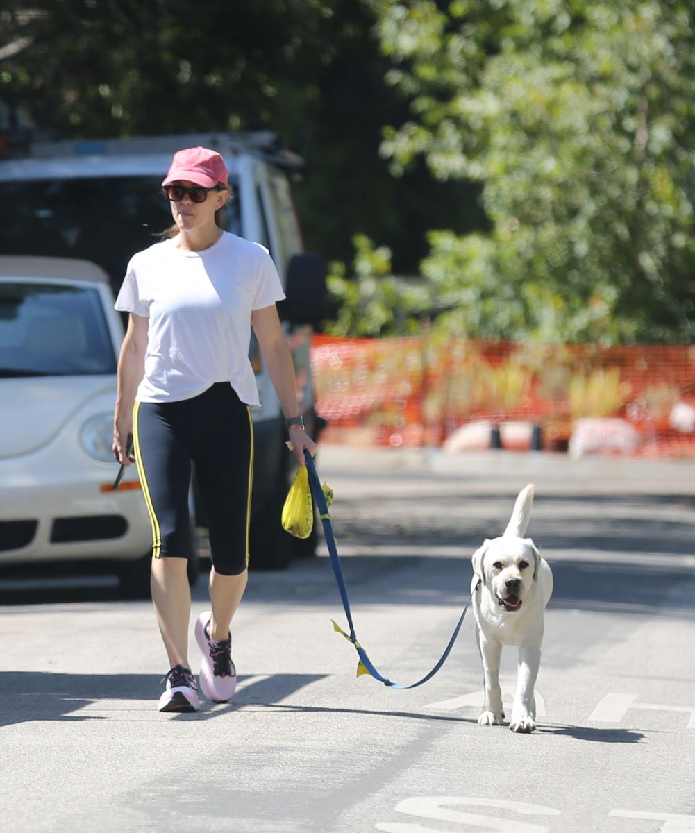 Photo © 2026 x17/The Grosby Group
 
EXCLUSIVE

Sunday, May 31, 2026 - Jennifer Garner looked super cute in cozy athleisure wear while taking her pup for an afternoon stroll around the neighborhood. Ever the courteous neighbor, Garner was spotted cleaning up after her dog, stopping to pick up its waste before continuing on her walk. ****

Jennifer Garner lució muy cómoda y adorable con un conjunto deportivo tipo athleisure mientras paseaba a su perro por la tarde en su vecindario. Siempre considerada con sus vecinos, la actriz fue vista recogiendo los desechos de su mascota antes de continuar su caminata.
