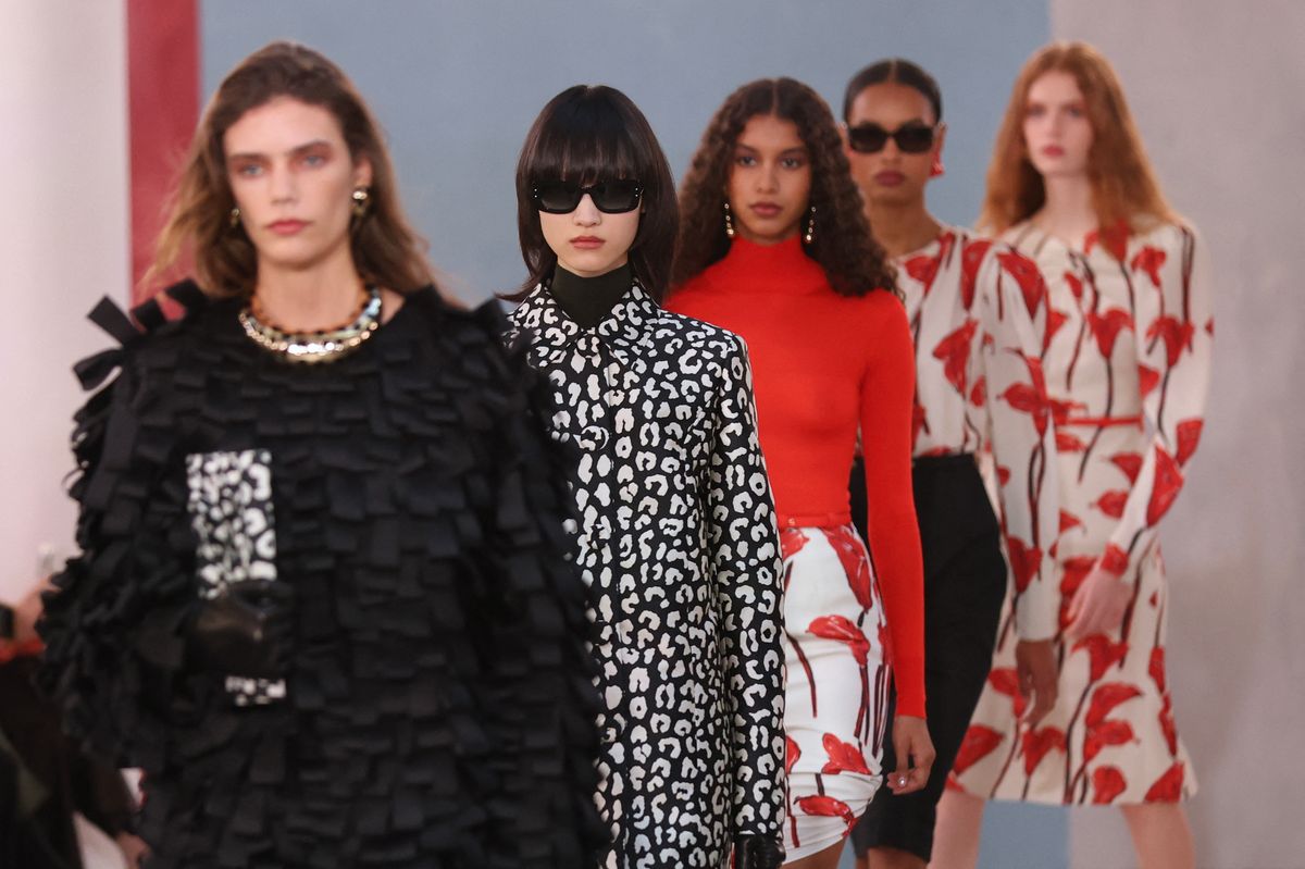 【WES GORDON】BLACK V-neck ette SHIRT Wes Gordon Honors Carolina Herrera's 1980s Glamour in Fall 2026