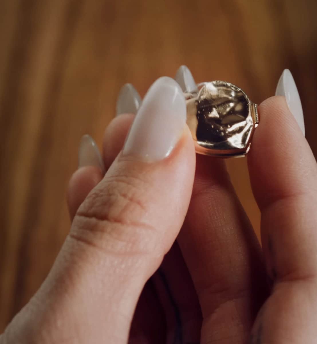 At one point, Rosalía takes the medallion to a jeweler, only to be told it cannot be repaired.