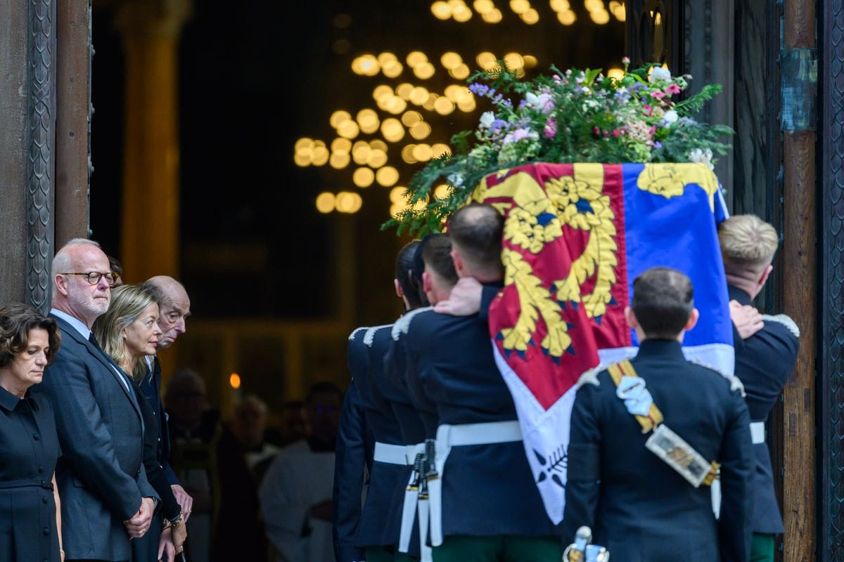 LONDON, ENGLAND - SEPTEMBER 15: George Windsor, Earl of St Andrews, (2L) Prince Edward Duke of Kent (4L) and his daughter Lady Helen Taylor (3L) look on the as the bearer party carry the coffin in to Westminster Cathedral ahead of the funeral of Katharine, Duchess of Kent on September 15, 2025 in London, England. The coffin will rest overnight in the Chapel of the Blessed Virgin. Mary Katharine, Duchess of Kent was married Prince Edward, Duke of Kent, the first cousin of Queen Elizabeth II. She died on September 4 at the age of 92 at Kensington Palace surrounded by her family. Having converted to Catholicism in 1994, her funeral will take place at Westminster Cathedral and will be the first Catholic funeral to be held for a member of the royal family in modern British history. (Photo by Paul Grover - WPA Pool/Getty Images)