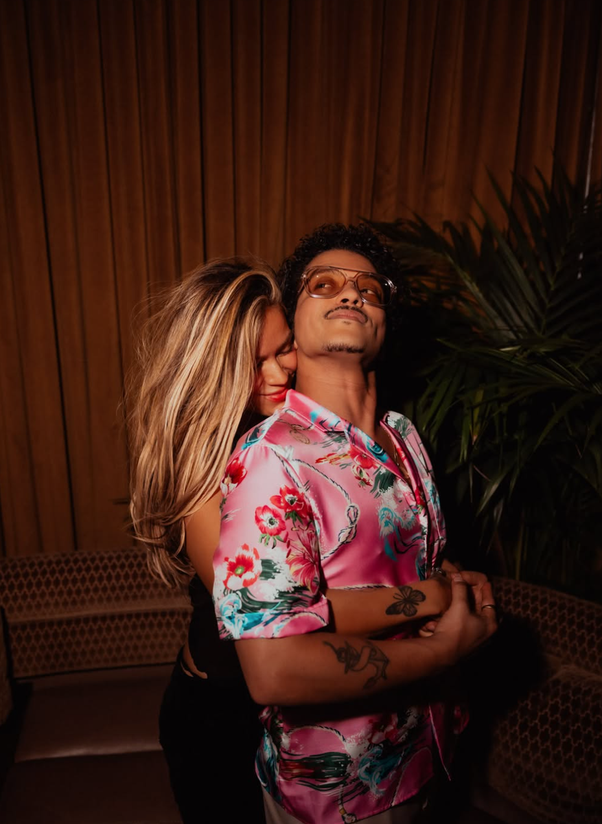 Bruno Mars jokingly reacts to Drake dancing with Karol G, calling the Colombian singer his “Latina crush” and declaring he plans to “get her back.”