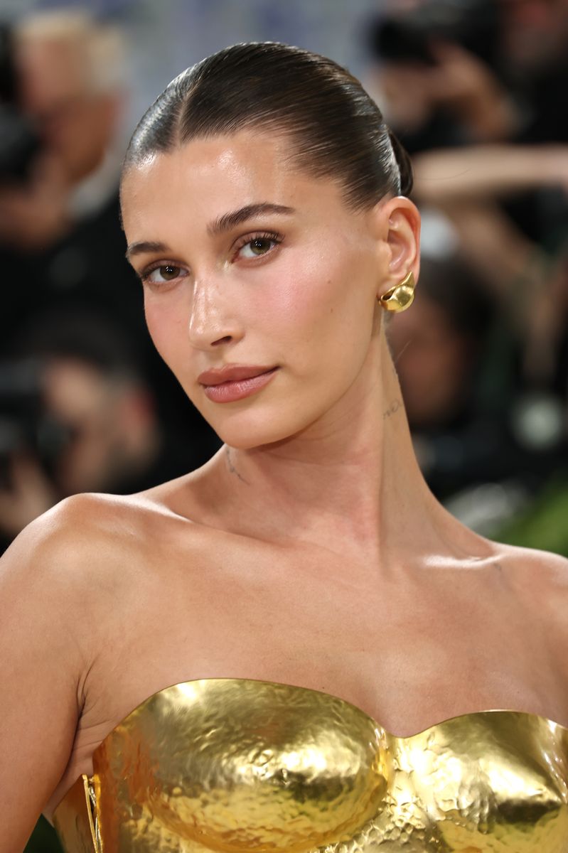 Hailey Bieber’s morning olive oil and lemon juice ritual has sparked a wellness trend across TikTok. 