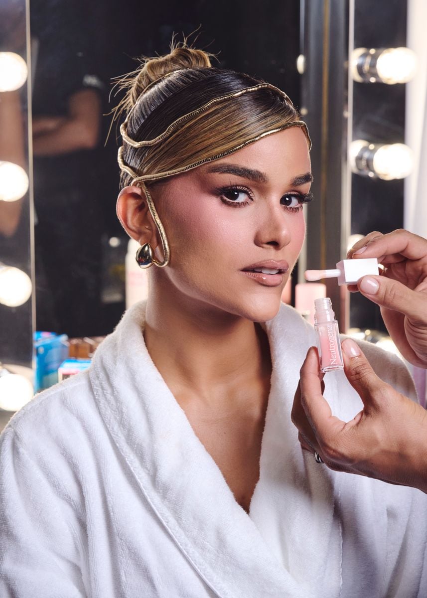 Clarissa Molina’s red carpet glow: Step by step behind the scenes at Premios Juventud 2025
