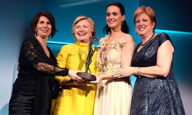 <a href="https://us.hellomagazine.com/tags/1/hilary-clinton/"><strong>Hilary Clinton</strong></a> made a surprise appearance at the Snowflake Ball to present Katy with the Audrey Hepburn Humanitarian Award. Seen here with the two, center, are Caryl Stern, right, and Pamela Fiori.
Photo: Getty Images