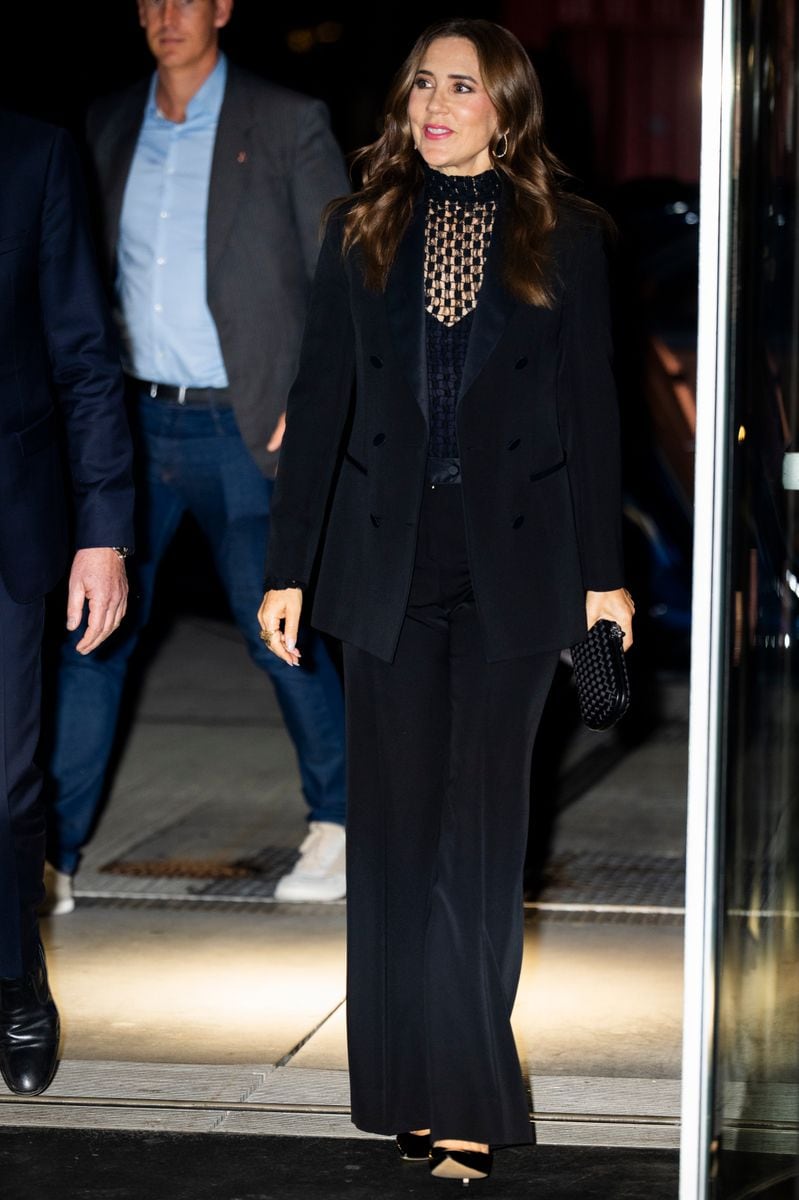 For the occasion, Queen Mary chose a black tuxedo-inspired suit by Paul Smith, featuring sleek satin lapels and tailored straight-leg trousers