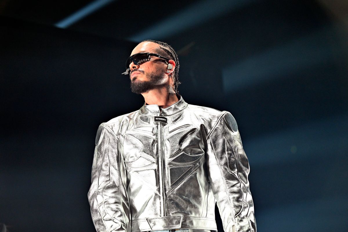 PARÍS, FRANCIA - 22 DE MAYO: J Balvin actúa en el escenario del AccorHotels Arena el 22 de mayo de 2024 en París, Francia. (Foto de Aurelien Meunier/Getty Images)