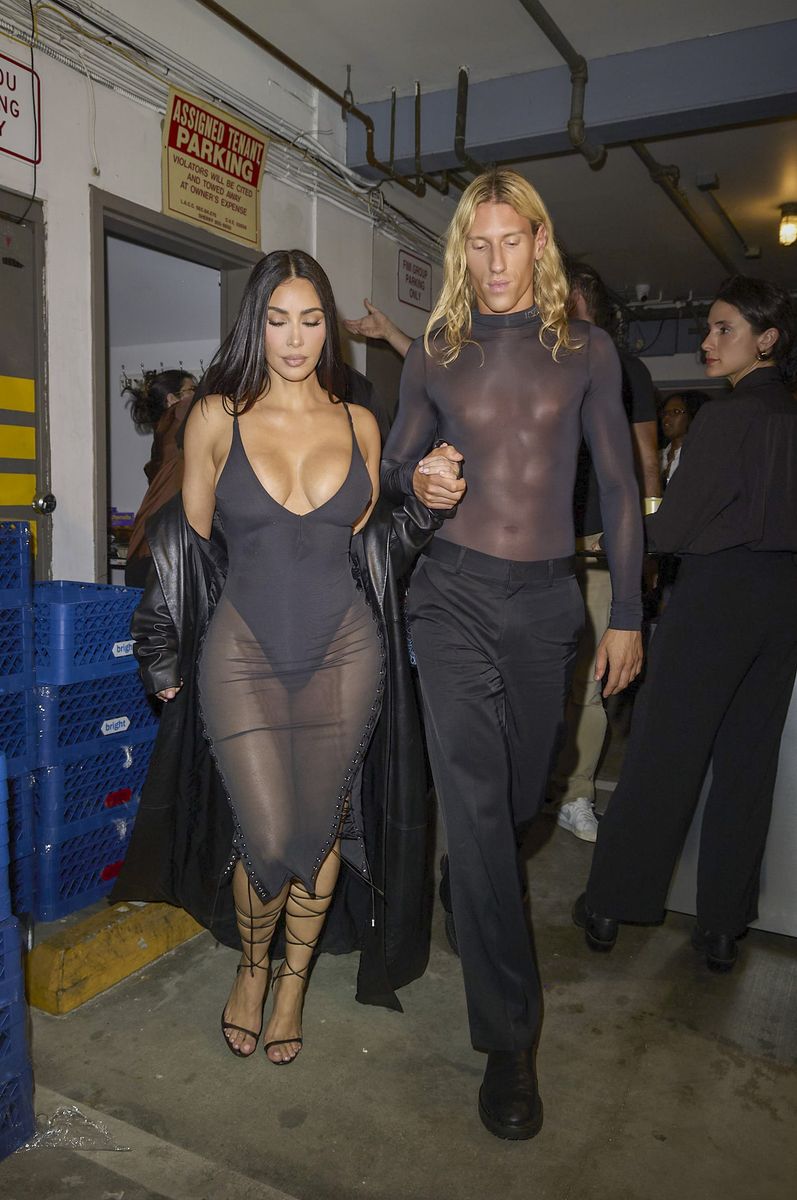 De Saint Sernin coordinated with Kardashian's dark color palette in an all-black outfit 