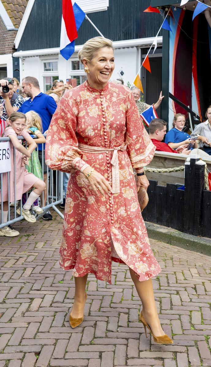 A matching belt defines the waist of Máxima’s dress, while patterned cuffs highlight its statement sleeves.
