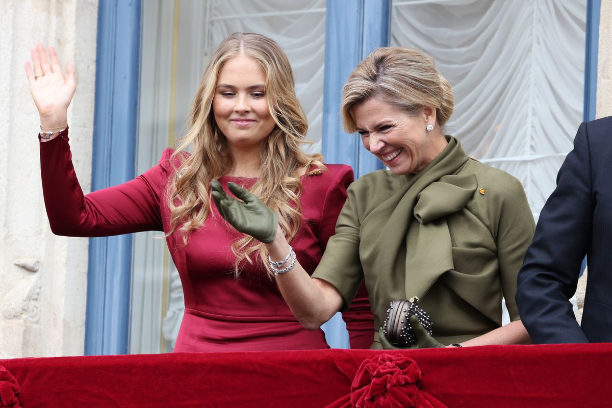 Another impeccable detail of her outfit: olive-green leather gloves that left the wrist bare.