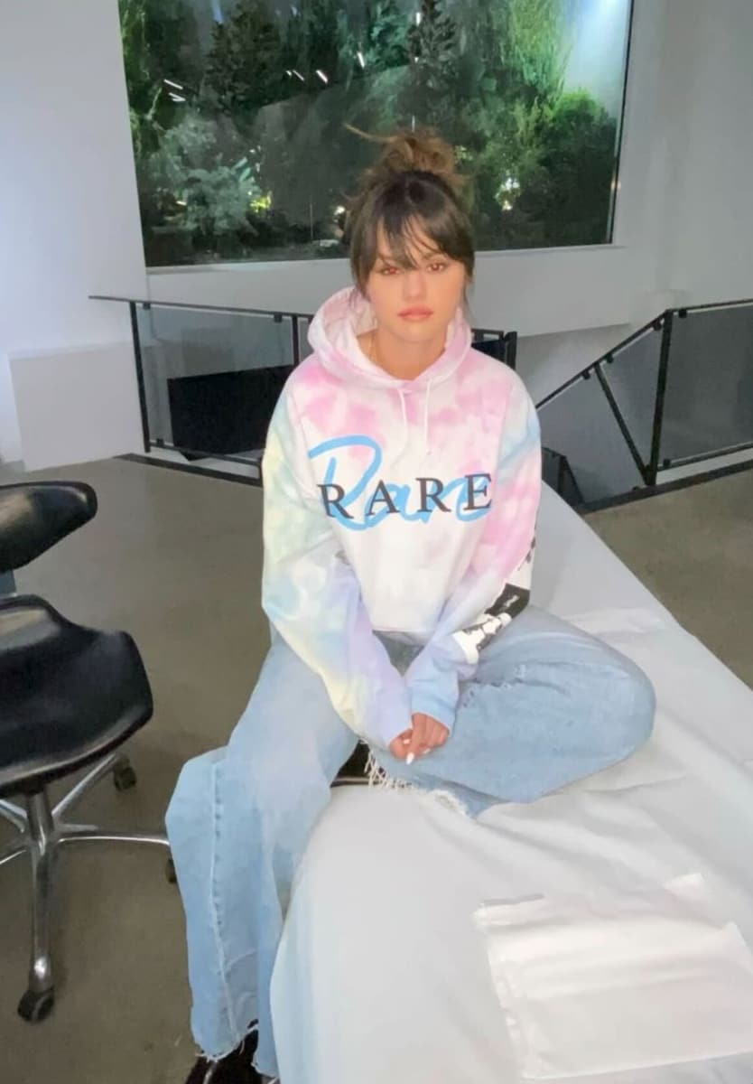 Selena Gomez has made another head-turning switch this summer, this time unveiling a sleek set of full frontal bangs