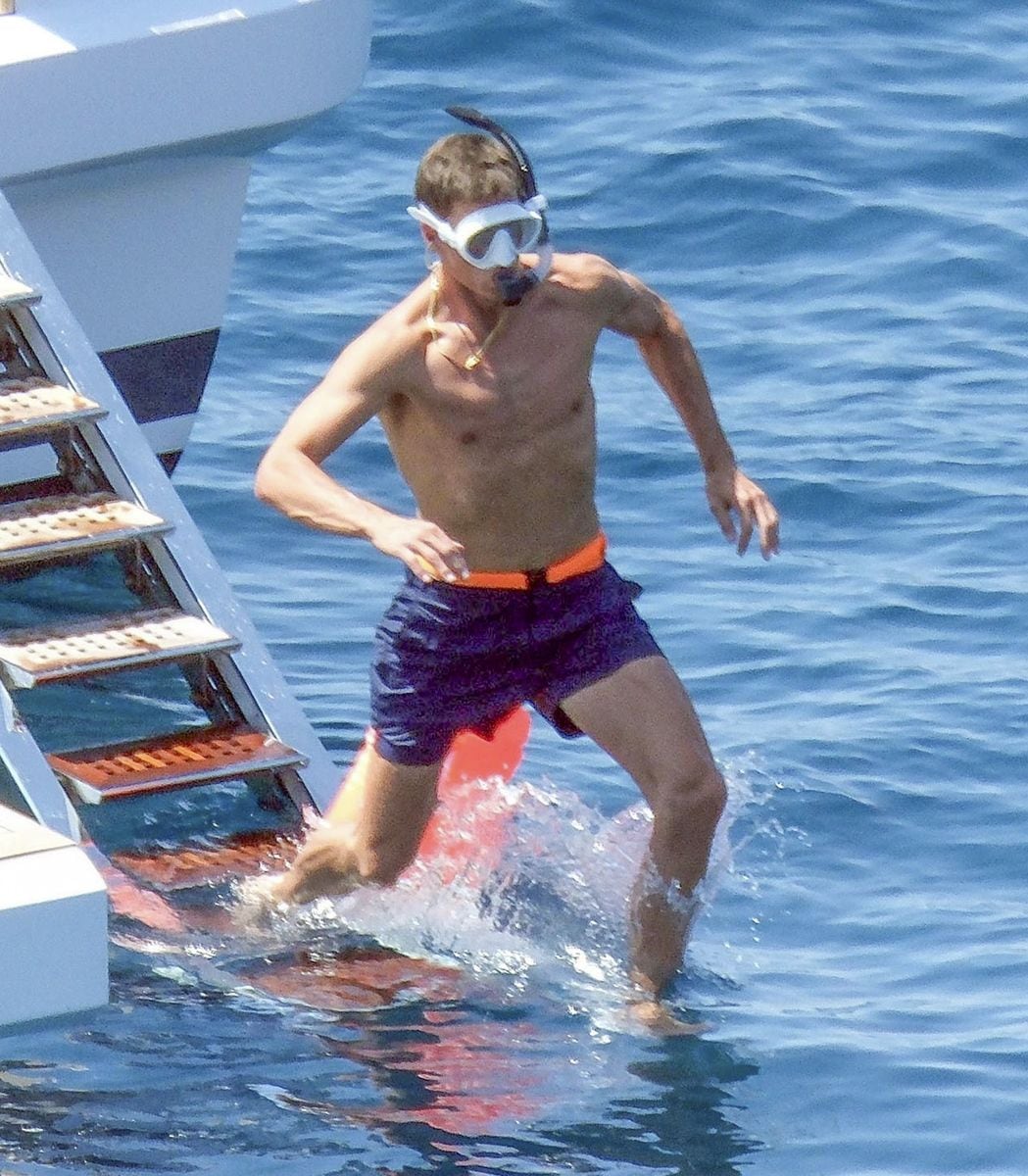 The retired athlete cooled off with his snorkel gear ready to see some fish