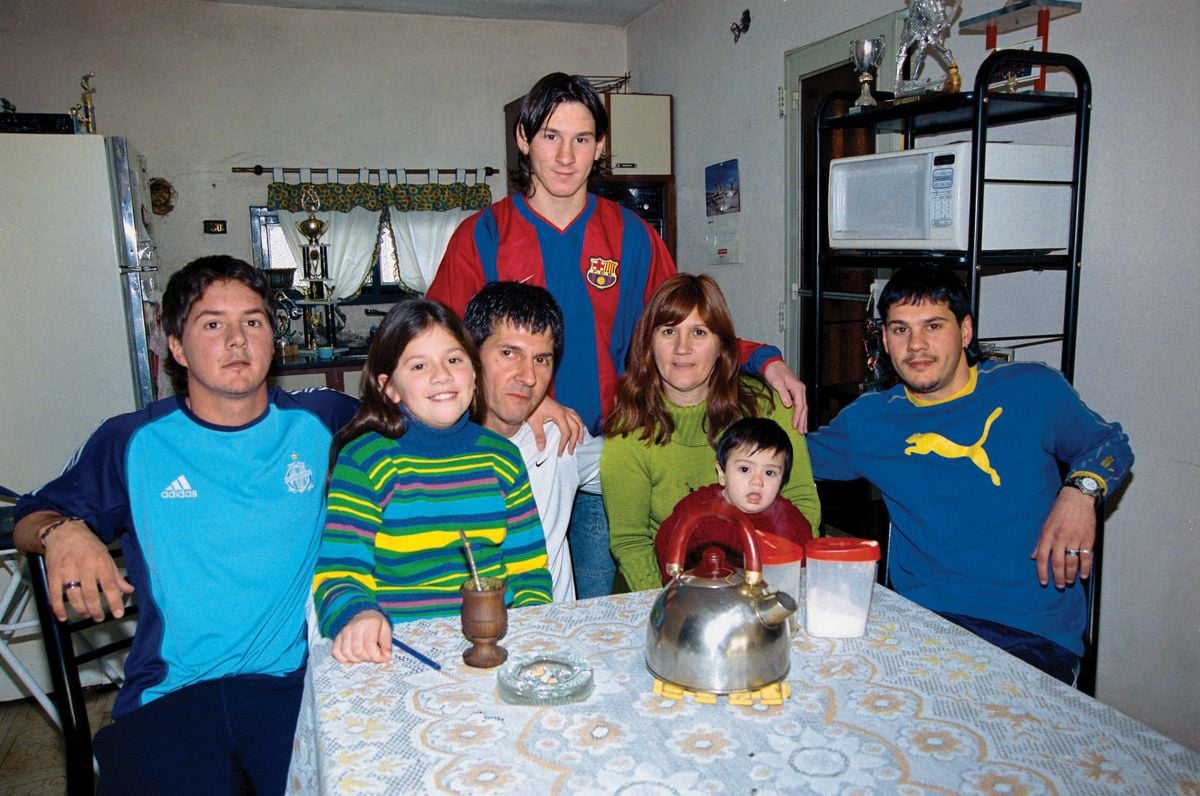 Lionel Messi poses with his brother Rodrigo (L), sister Maria Sol, father Jorge, mother Celia, nephew Tomas, and brother Matias (R).