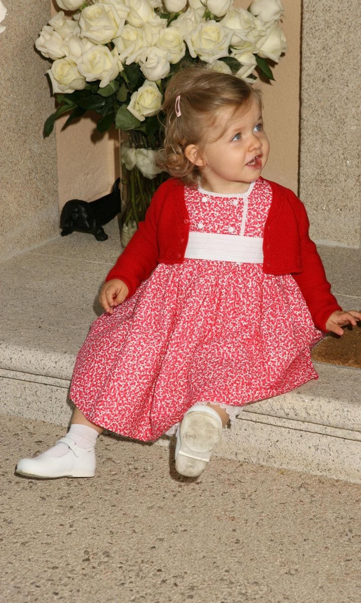 Big sister Leonor was pictured adorably sitting on the floor the day her newborn sister Infanta Sofia arrived at Zarzuela Palace.
