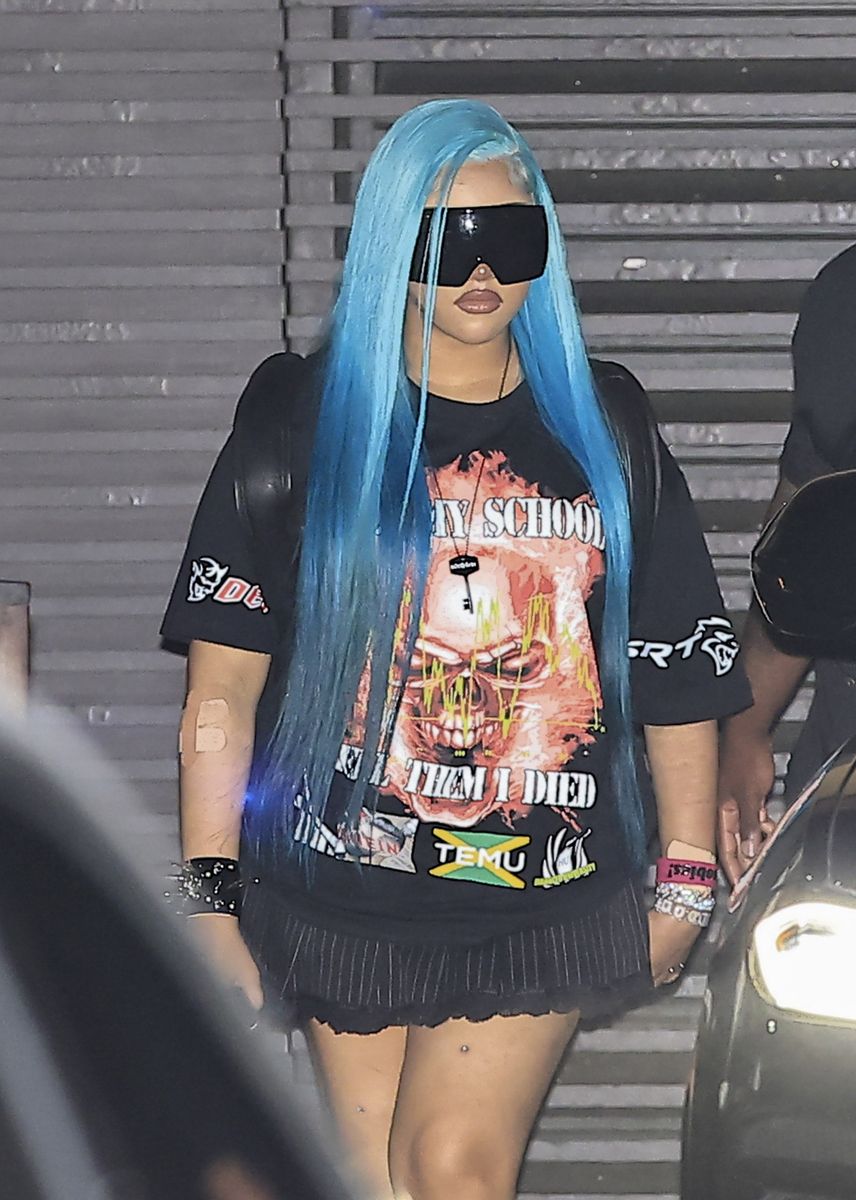 Photo © 2026 Backgrid/The Grosby Group

EXCLUSIVE
Malibu, CA, July 29, 2026 

North West was spotted leaving Nobu Malibu after dinner with a friend, wearing a black graphic T-shirt, a pleated mini skirt, studded boots, oversized futuristic sunglasses, and layered jewelry. She styled her vibrant blue hair and appeared to display dermal piercings on her thighs, along with bandages on her forearm and wrist and scars on her fingers.***North West fue vista saliendo del restaurante Nobu Malibu tras cenar con un amigo, luciendo una camiseta negra con estampado gráfico, una minifalda plisada, botas con tachuelas, gafas de sol futuristas extragrandes y joyas superpuestas. Lucía el cabello teñido de azul vibrante y mostraba lo que parecían ser piercings dermales en los muslos, además de vendas en el antebrazo y la muñeca, y cicatrices en los dedos.