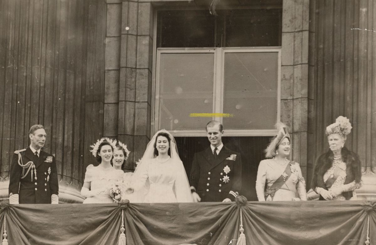 Creada originalmente para la reina María en 1919, la tiara franja se convirtió en una de las reliquias nupciales más preciadas de la familia real británica.