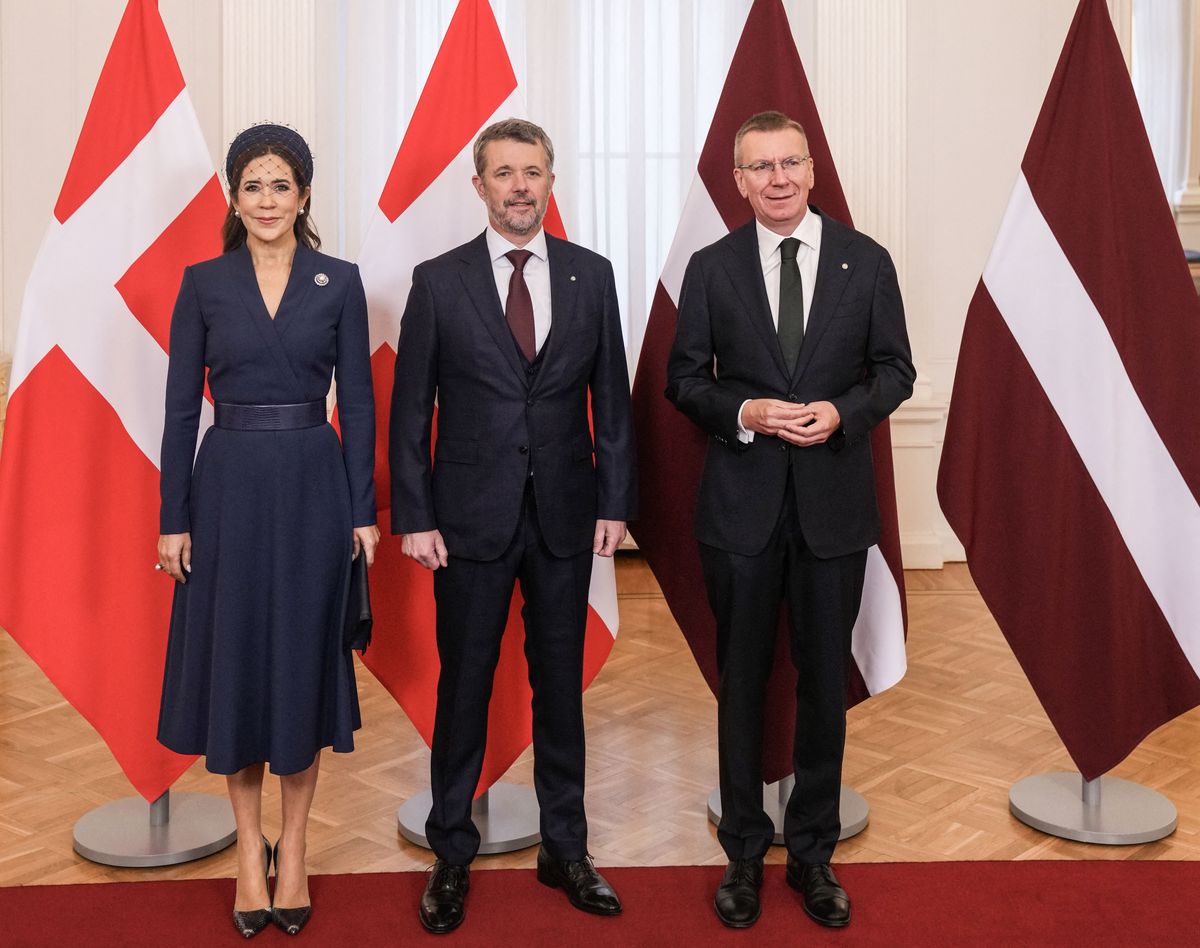 Official welcome at Riga Castle for King Frederik and Queen Mary.