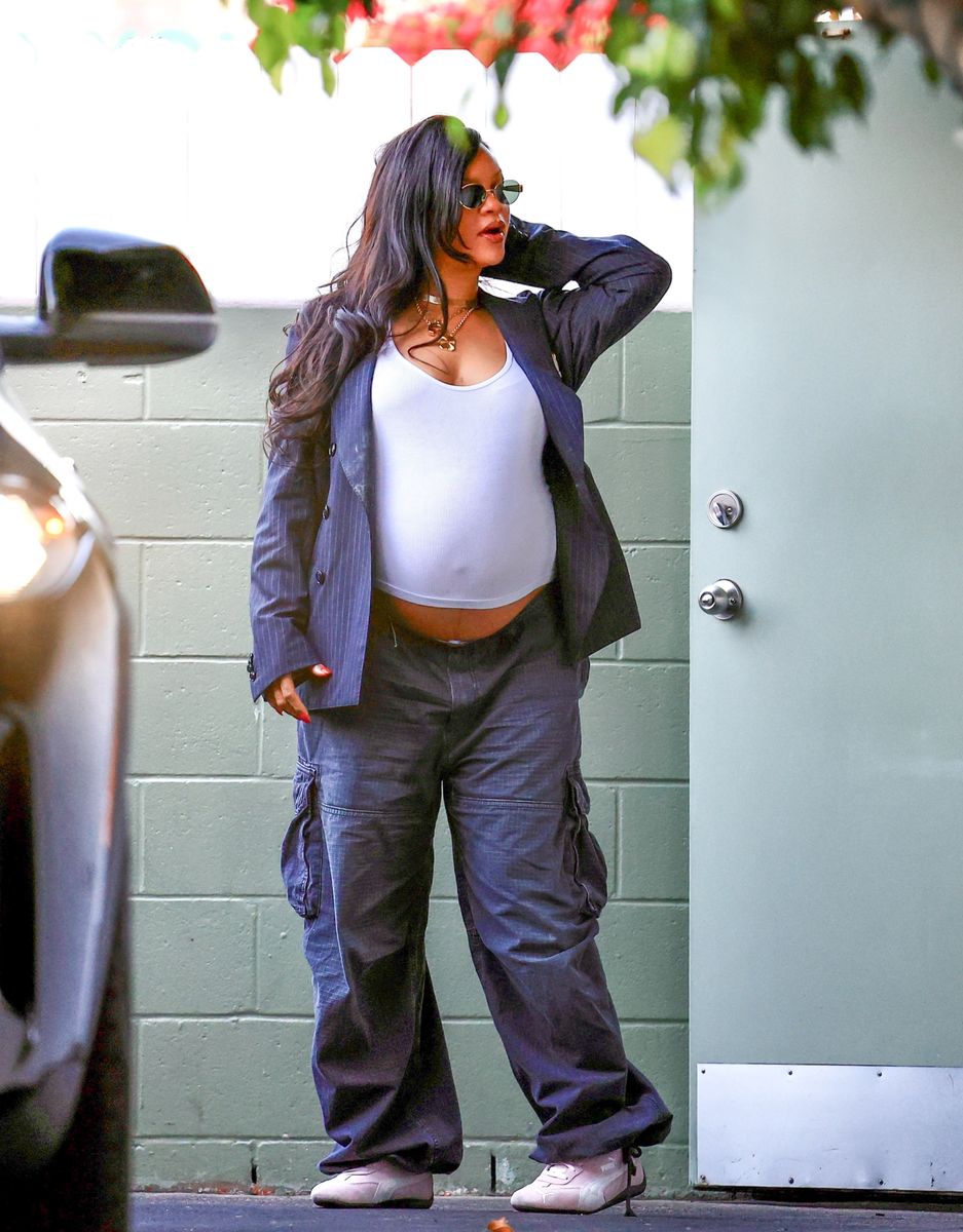 
Rihanna was seen picking up baby clothes at English Rabbit in Beverly Hills, looking effortlessly cool. She rocked an oversized blue blazer over a white top, showing off her baby bump, paired with comfy blue cargo pants. To top it all off, she accessorized with gold jewelry, a choker, round sunglasses, and a stylish Gucci handbag. 
*** 
Rihanna fue vista recogiendo ropa de bebé en English Rabbit en Beverly Hills, luciendo elegante y sin esfuerzo. Lució un blazer azul oversize sobre una blusa blanca, mostrando su barriguita, y lo combinó con cómodos pantalones cargo azules. Para completar, complementó su look con joyas doradas, una gargantilla, gafas de sol redondas y un elegante bolso Gucci.