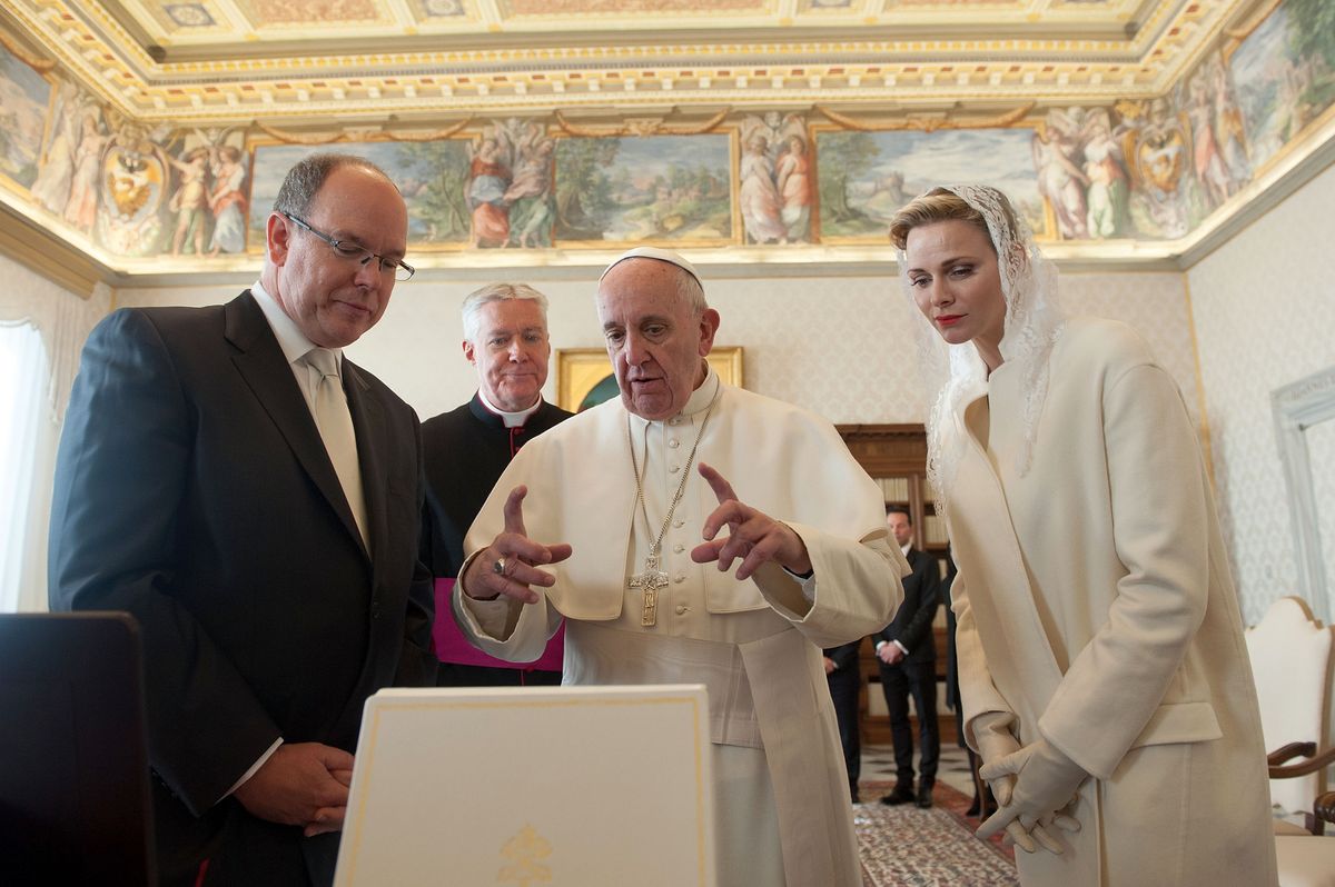 Pope Francis exchanges gifts with Prince Albert II of Monaco, Princess Charlene of Monaco and their delegation during at the Apostolic Palace on January 18, 2016 in Vatican City, Vatican.  (Photo by Vatican Pool/Getty Images)
