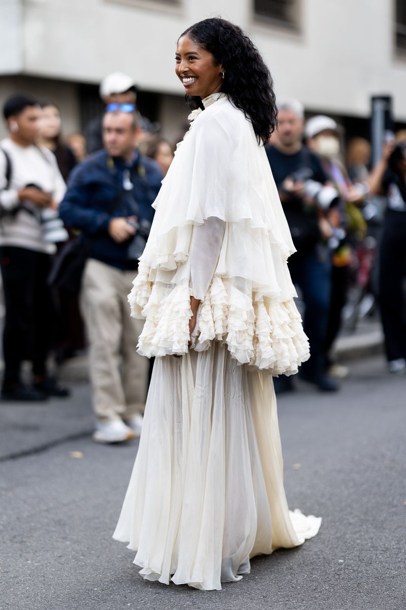 Natalia paired the ensemble with a structured black handbag, black footwear just peeking beneath the gown, and subtle gold jewelry