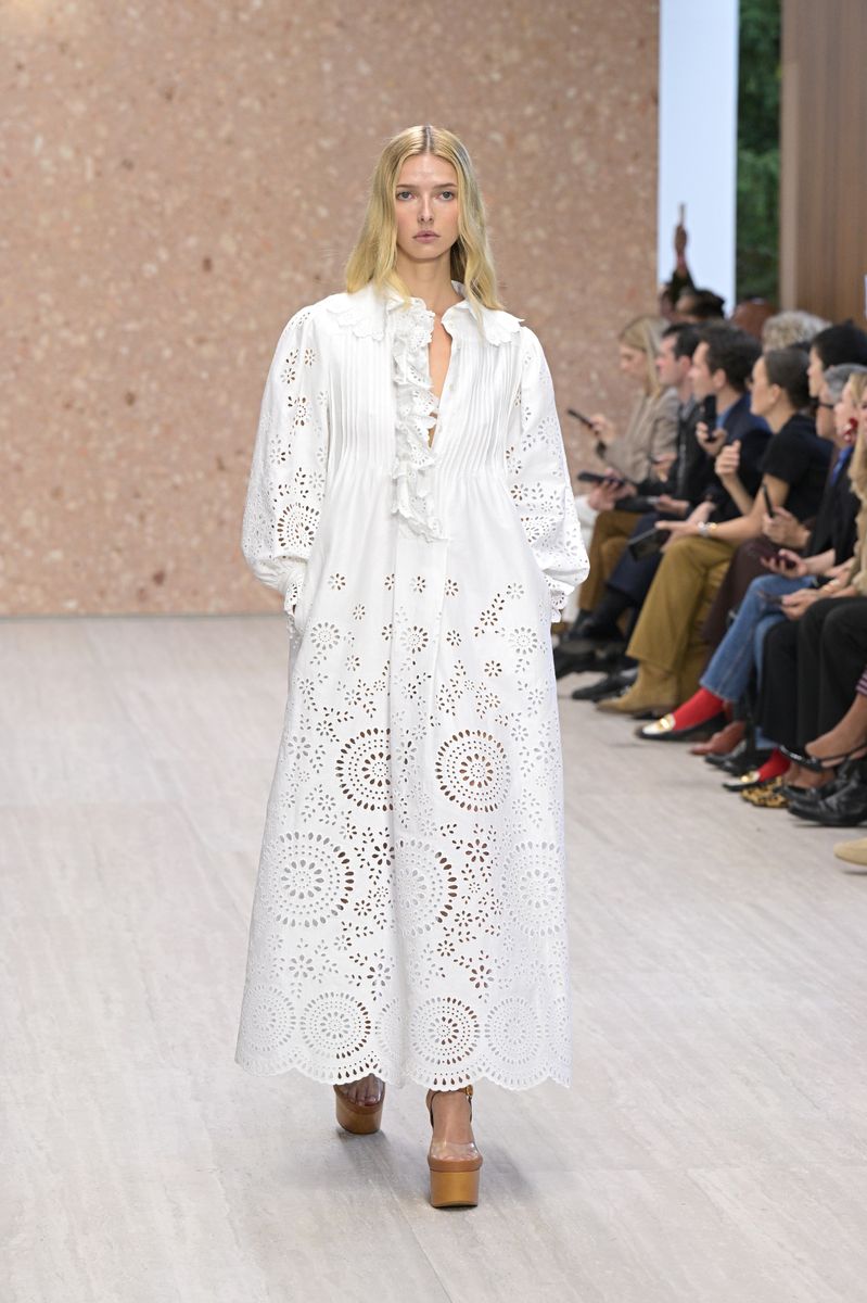 At points during her walk, she slipped her hands into the dress’s pockets, giving the elaborate look a more relaxed feel.