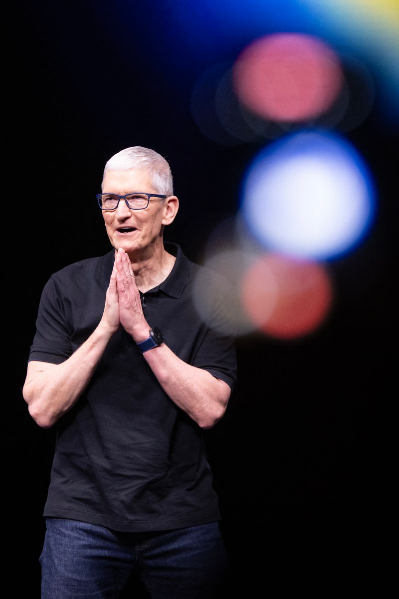 Tim Cook’s departure closes a leadership chapter defined by dramatic expansion and transformation. Since taking over in 2011, Apple’s market value grew from roughly 350 billion dollars to more than 4 trillion dollars.