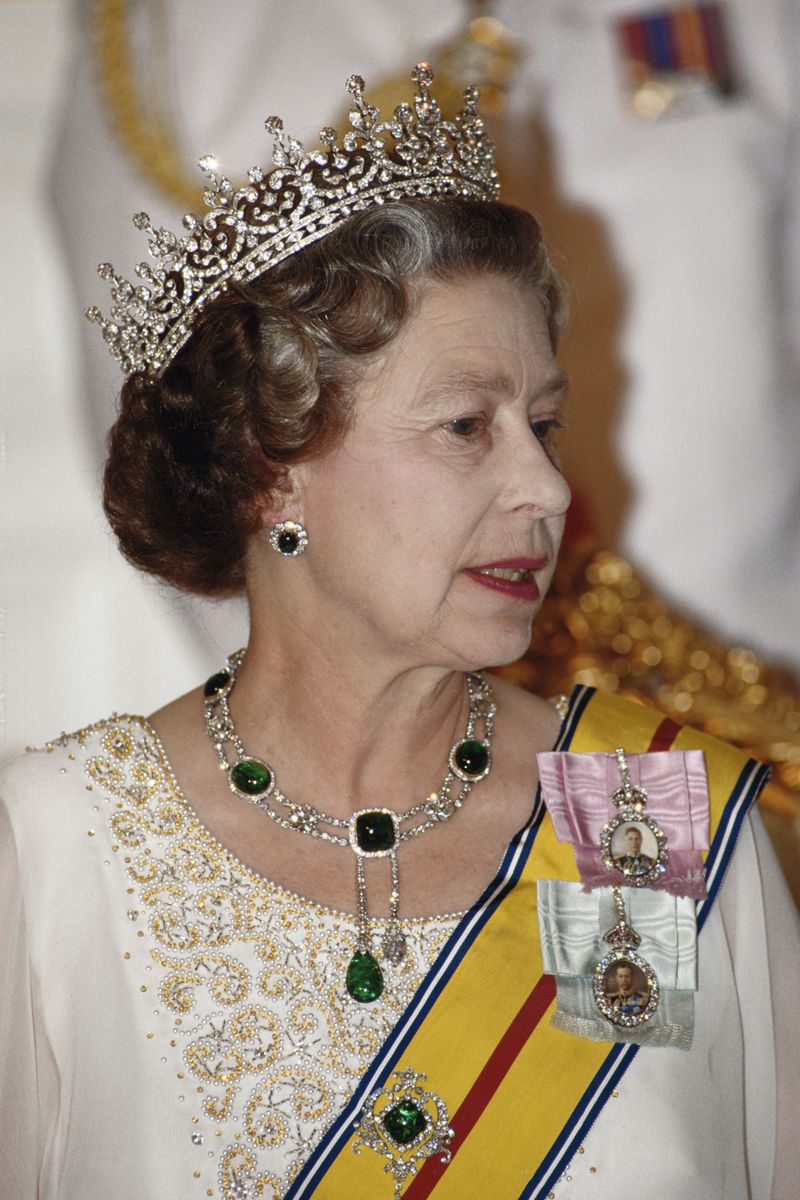 Queen Elizabeth II wearing the Girls of Great Britain and Ireland diamond tiara, and an emerald necklace and earrings which are known as the Cambridge and Delhi Durbar Parure, at a state banquet in Singapore, 1 October 1989. 