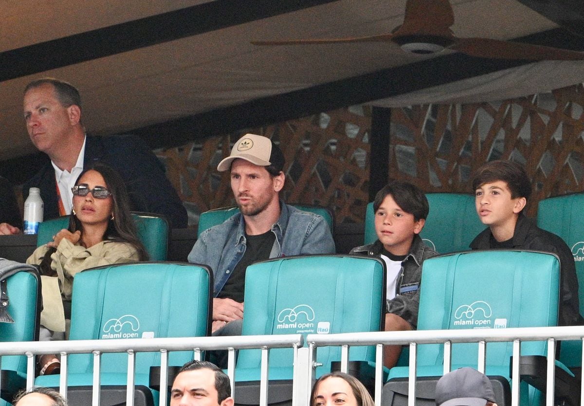 Messi, his wife, and their kids watching Novak Djokovic's match at the US Open