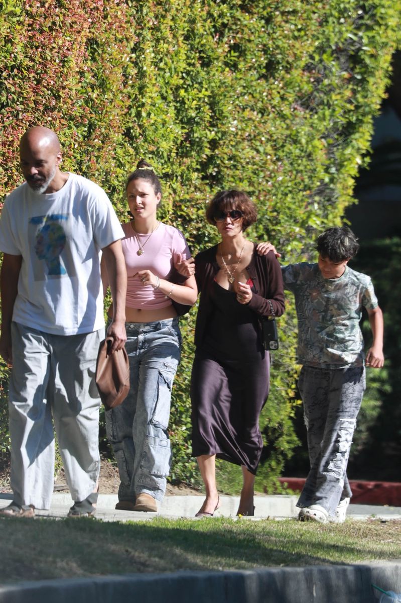 


Halle Berry takes her mom and family out to dinner to celebrate Mother's Day in Los Angeles.