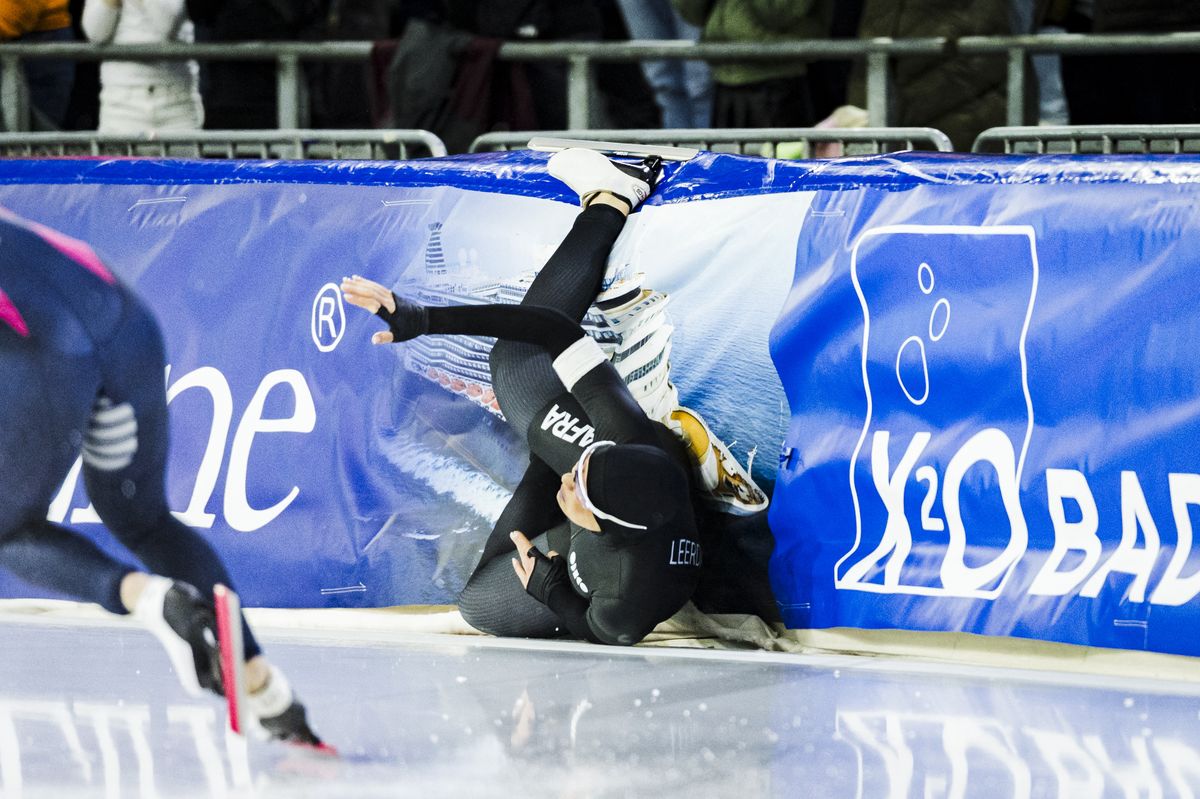 Netherlands' Jutta Leerdam falls on the first day of the speed skating long track Olympic qualifying tournament in Thialf, on December 26, 2025. (Photo by Sem VAN DER WAL / ANP / AFP via Getty Images) / Netherlands OUT