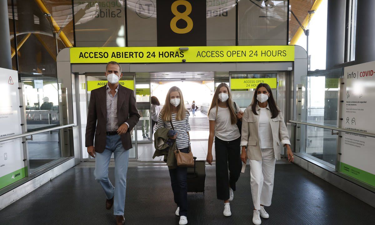 The Spanish monarchs and their youngest daughter, Sofia, dropped Princess Leonor off at the airport. It's unclear when the family said their goodbyes. According to the UWC Atlantic College's website, the start of the term for first year students began on Aug. 30.