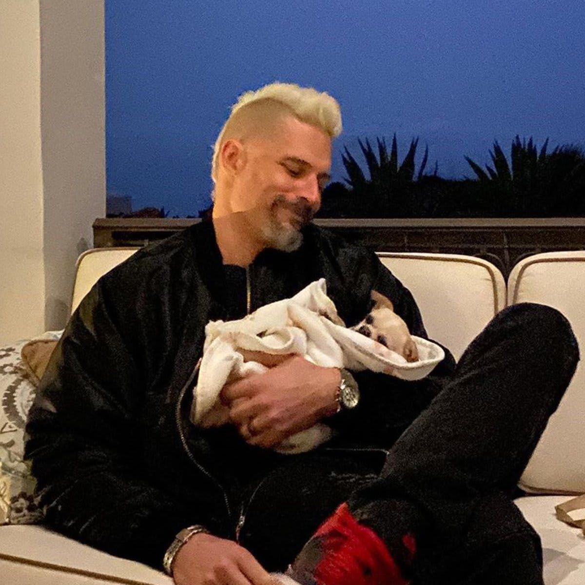 Jesse Tyler Ferguson shoots a pic of Joe Manganiello