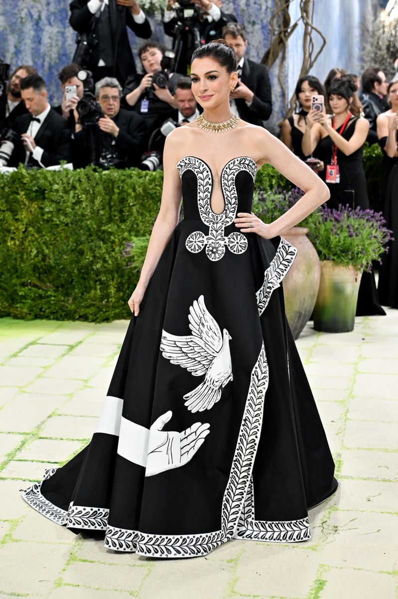 Anne Hathaway at The 2026 Met Gala Celebrating "Costume Art" held at The Metropolitan Museum of Art on May 04, 2026 in New York, New York. (Photo by Michael Buckner/Penske Media via Getty Images) 