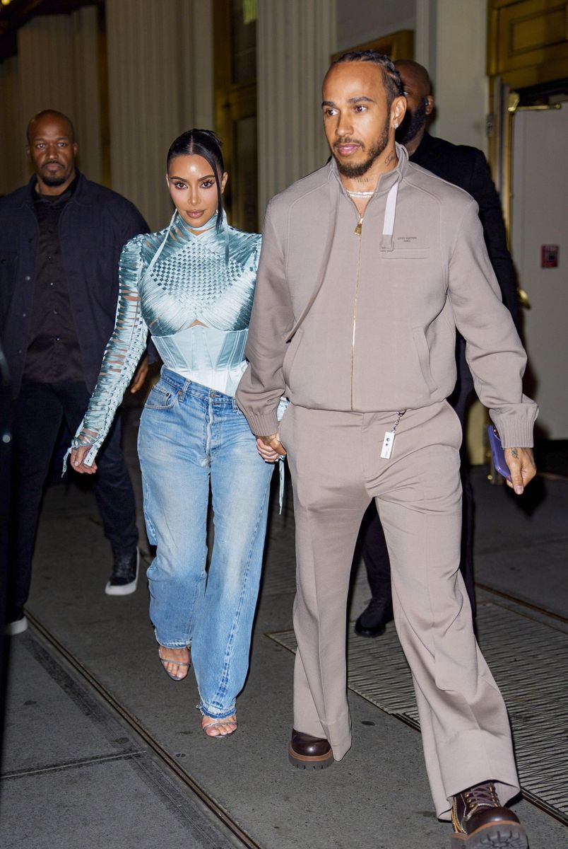 Photo © 2026 Backgrid/The Grosby Group
PREMIUM EXCLUSIVE
New York, NY, May 5, 2026. Kim Kardashian and Lewis Hamilton are seen leaving the Broadway production of Fear of 13 in New York City. The pair exit the theater holding hands after attending the show, which was produced by Kim Kardashian. They are dressed in evening attire as they walk out together following the performance. ****
Kim Kardashian y Lewis Hamilton son vistos saliendo de la producción de Broadway Fear of 13 en Nueva York. La pareja abandona el teatro tomados de la mano después de asistir al espectáculo, producido por Kim Kardashian. Ambos visten atuendos de noche mientras salen juntos tras la función.