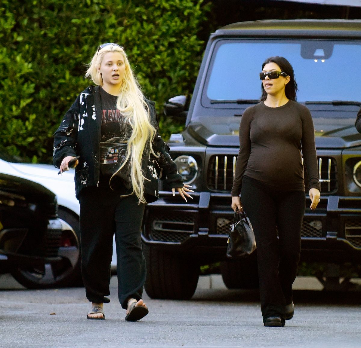 Her blended family includes brother Landon, Kourtney Kardashian, and Óscar de la Hoya's daughter, Atiana De La Hoya. 

