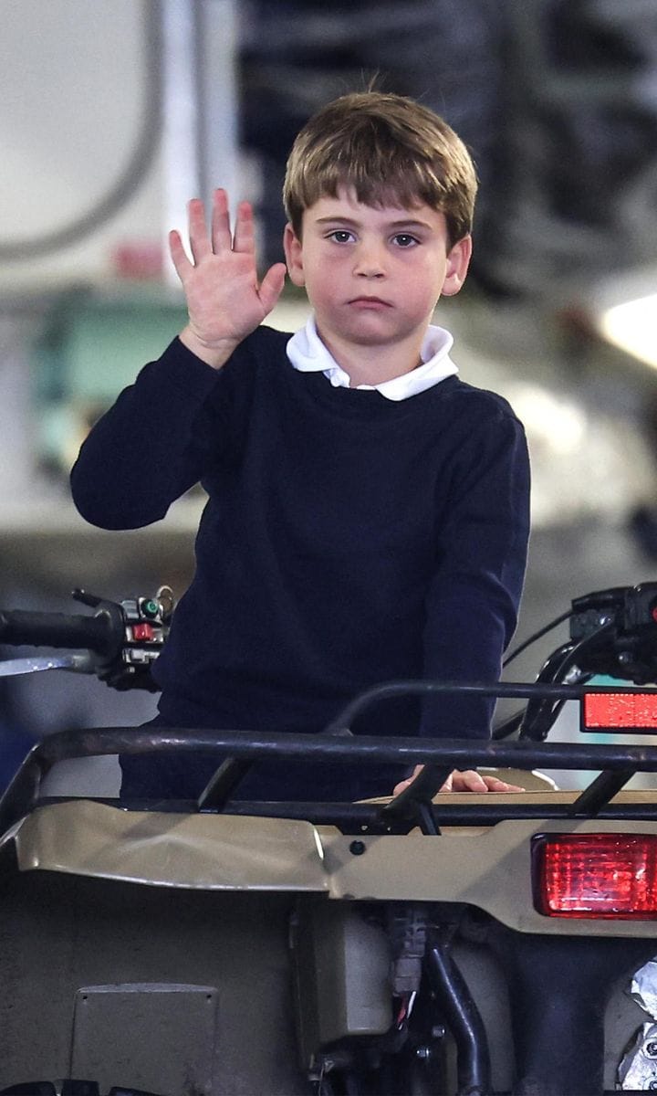 A royal wave from Prince Louis!