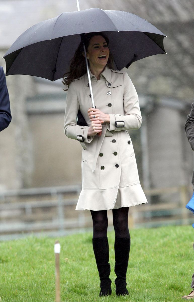 The Cream Trench Coat That Looks Expensive Without Trying