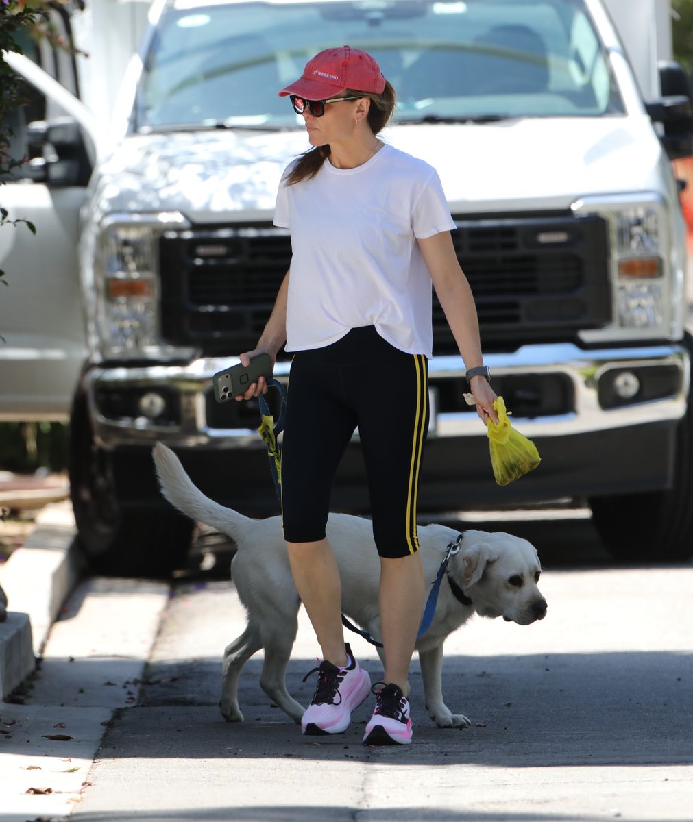 Photo © 2026 x17/The Grosby Group

EXCLUSIVE 

Sunday, May 31, 2026 - Jennifer Garner looked super cute in cozy athleisure wear while taking her pup for an afternoon stroll around the neighborhood. Ever the courteous neighbor, Garner was spotted cleaning up after her dog, stopping to pick up its waste before continuing on her walk. ****

Jennifer Garner lució muy cómoda y adorable con un conjunto deportivo tipo athleisure mientras paseaba a su perro por la tarde en su vecindario. Siempre considerada con sus vecinos, la actriz fue vista recogiendo los desechos de su mascota antes de continuar su caminata.