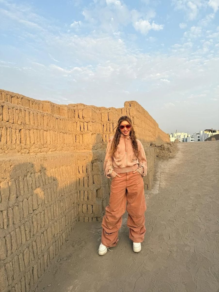 Shakira visiting the Huaca Pucllana