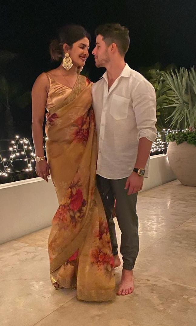Priyanka Chopra con vestido tradicional indio junto a Nick Jonas