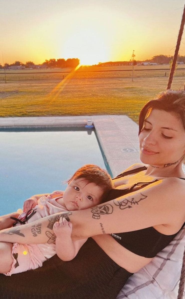 Cazzu se ha volcado en el cuidado de su hija Inti, con quien vive en Argentina